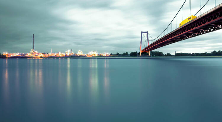 LKW überquert Brücke