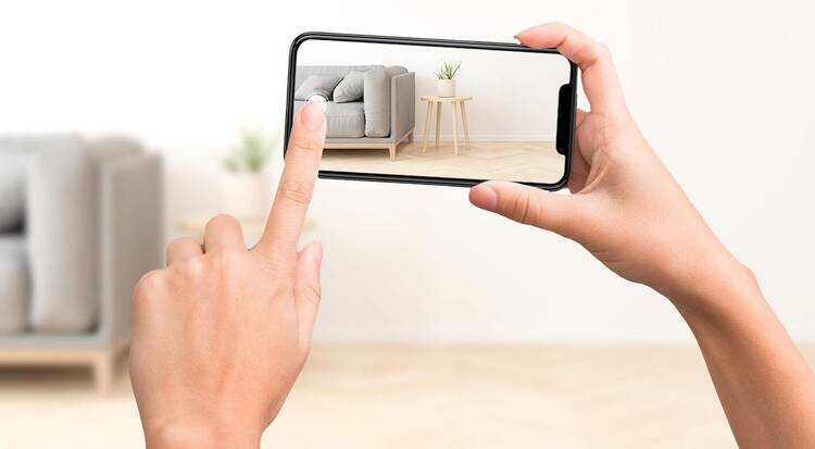 Smartphone filmt Wohnung