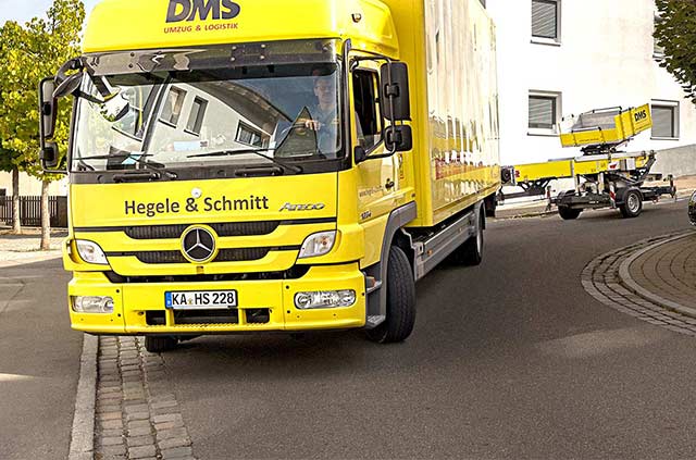 LKW mit Außenaufzug